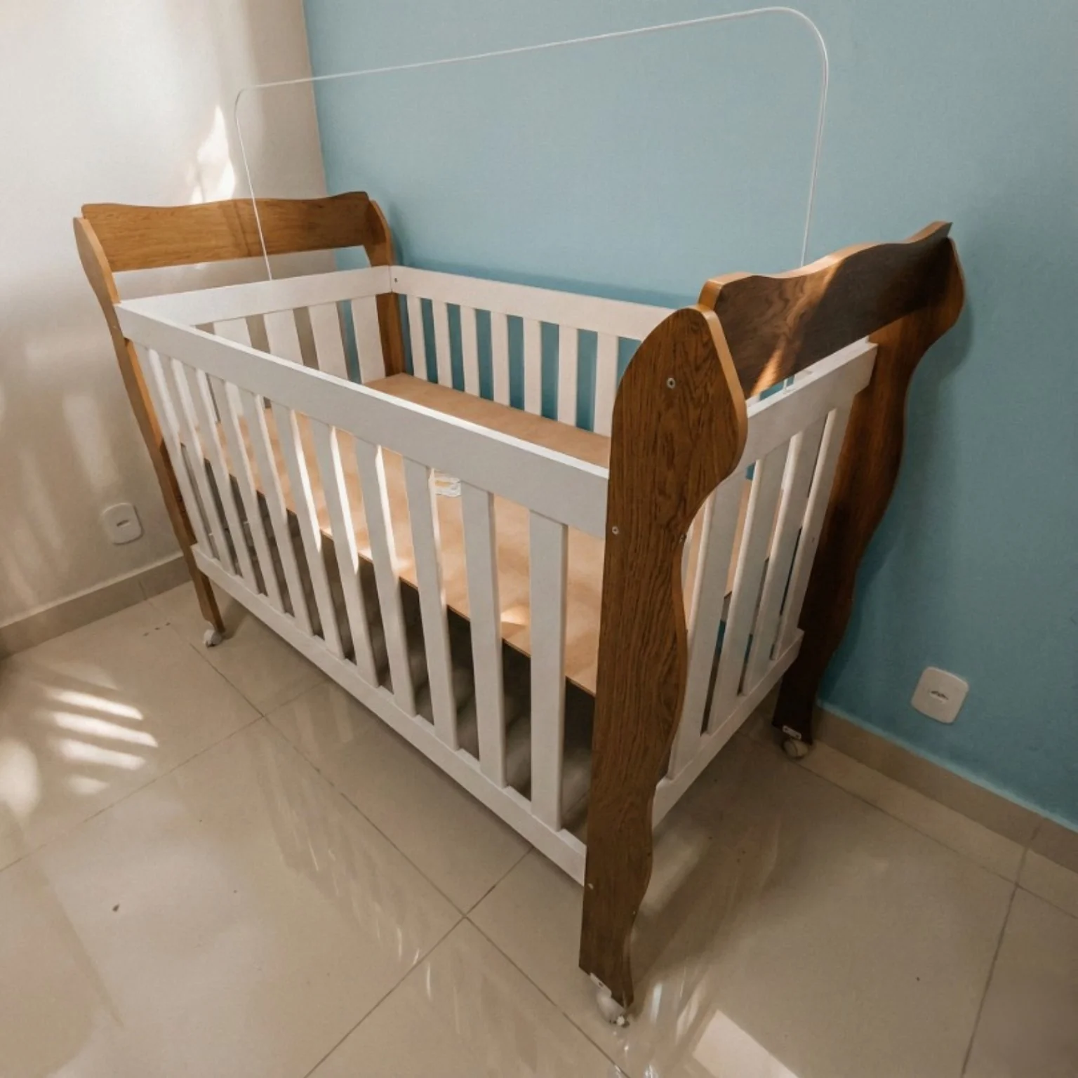 Berço infantil branco e amadeirado montado pela Montou!