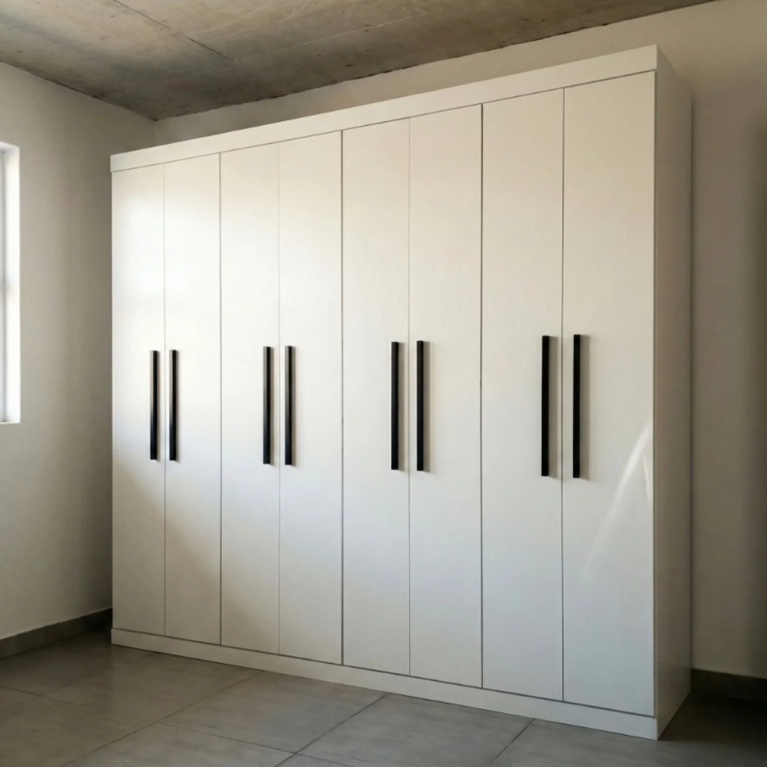 Guarda-roupa branco de oito portas montado pela Montou!