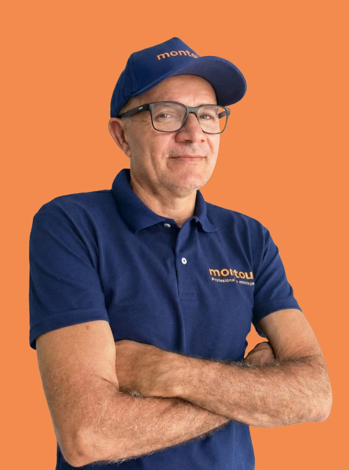 José Targino, montador da equipe Montou!, em uniforme profissional