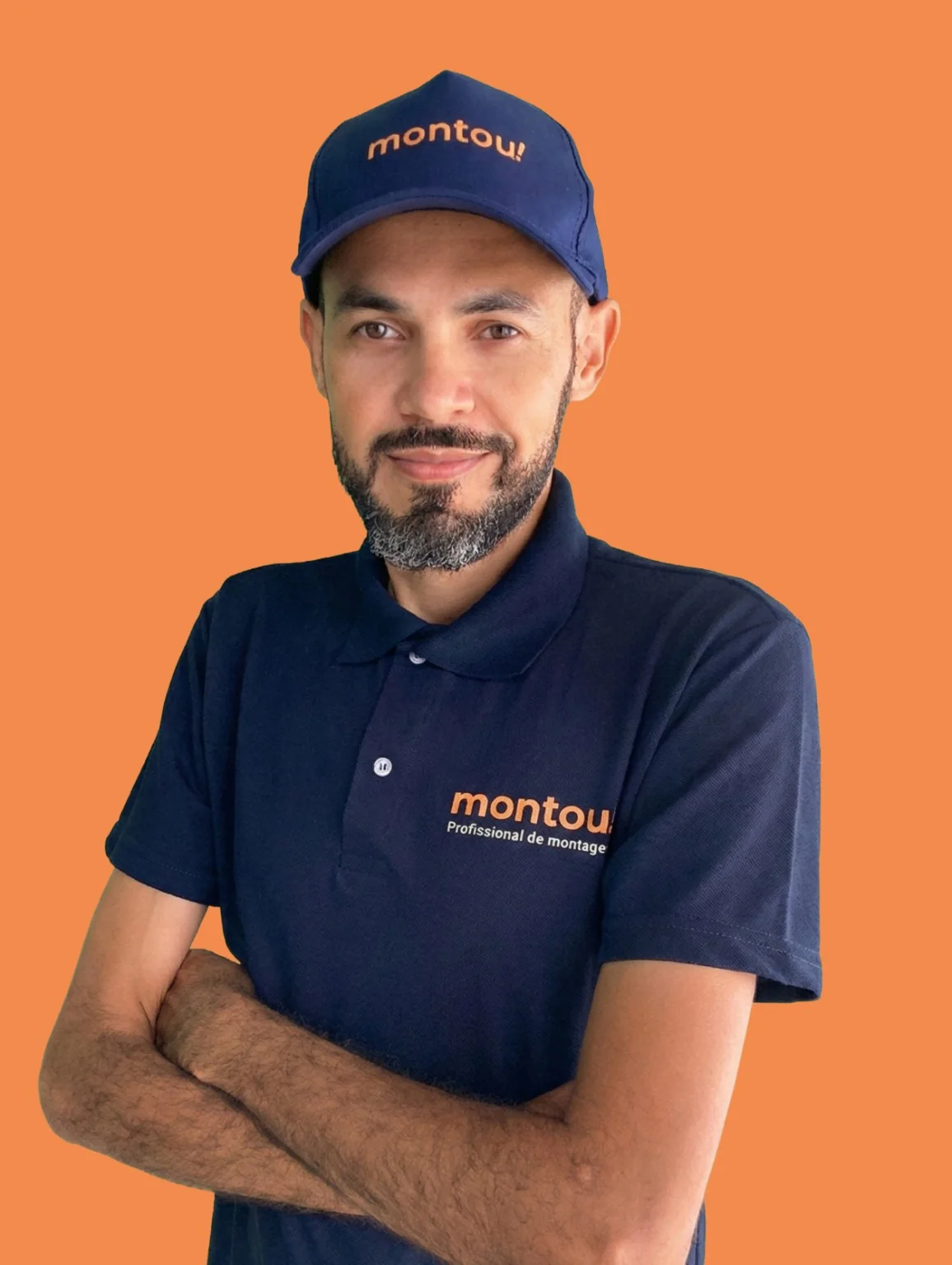 Klebyson Targino, montador da equipe Montou!, em uniforme profissional